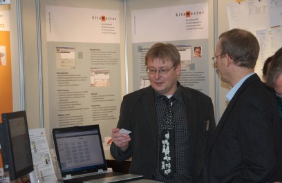 Geschäftsführer Manfred Bierei im Kundengespräch am Stand didacta 2012